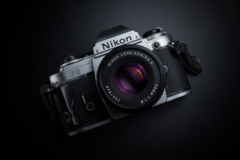 câmera Nikon preto e cinza