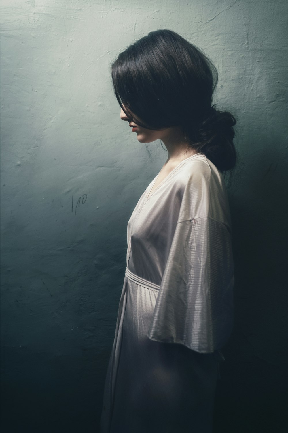 Gemälde einer Frau in weißem langärmeligem Kleid