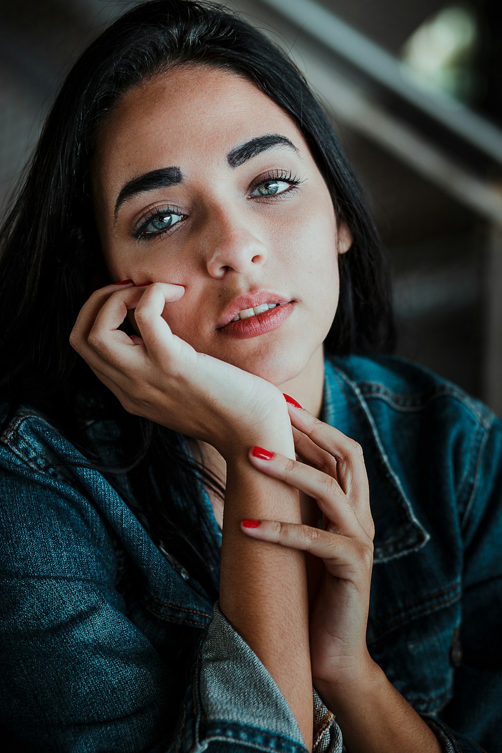 Mujer con cara en la mano derecha