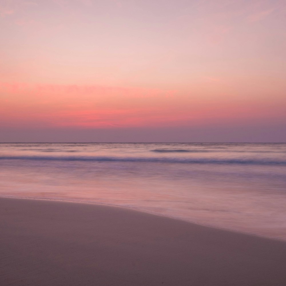 Les vagues se précipitaient sur le rivage au coucher du soleil