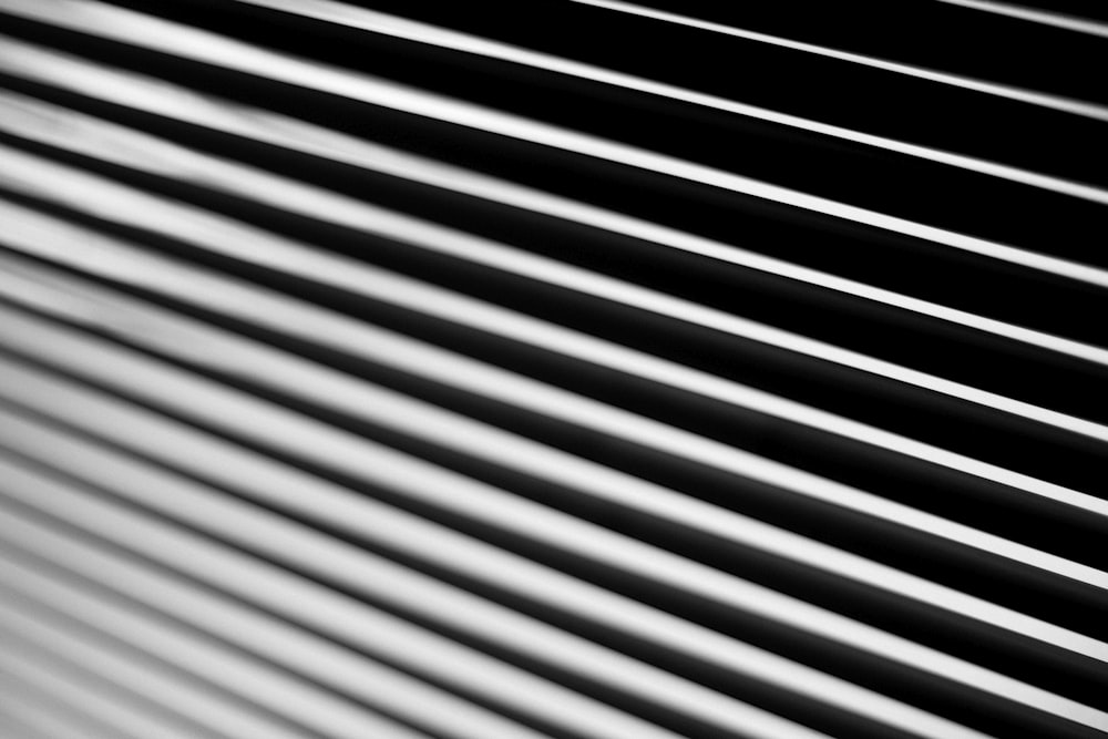 Un primer plano de una foto en blanco y negro de una ventana