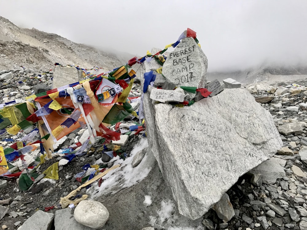 roche grise sous le brouillard gris