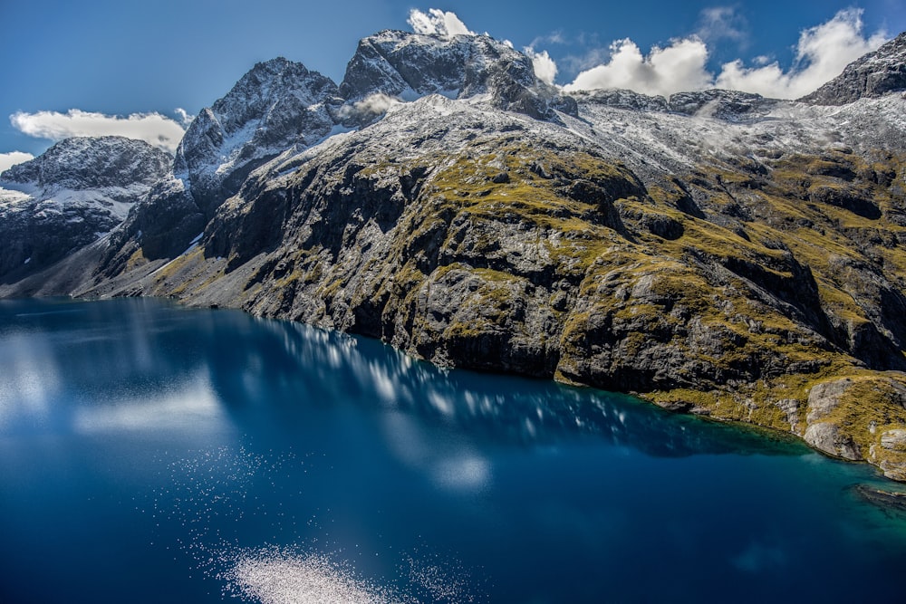 montaña helada cerca de un cuerpo de agua