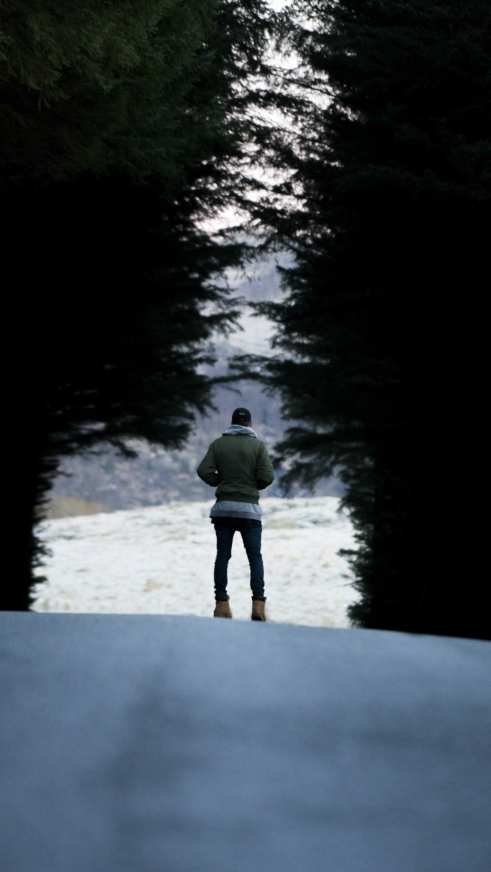 shallow focus photography of man standing