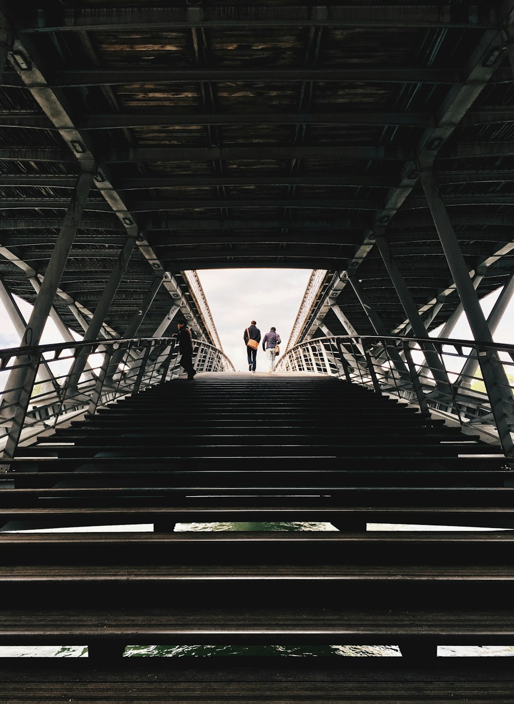 Menschen, die Treppen hinaufgehen, Fotografie mit niedrigem Winkel