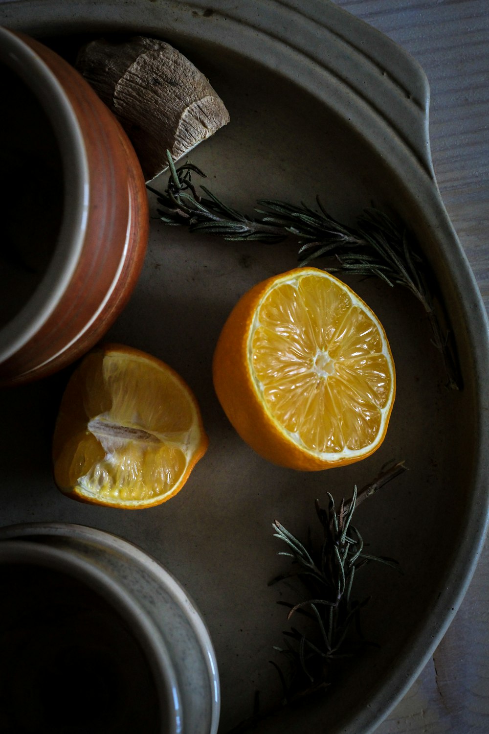 foto di frutta arancione a fette sul vassoio