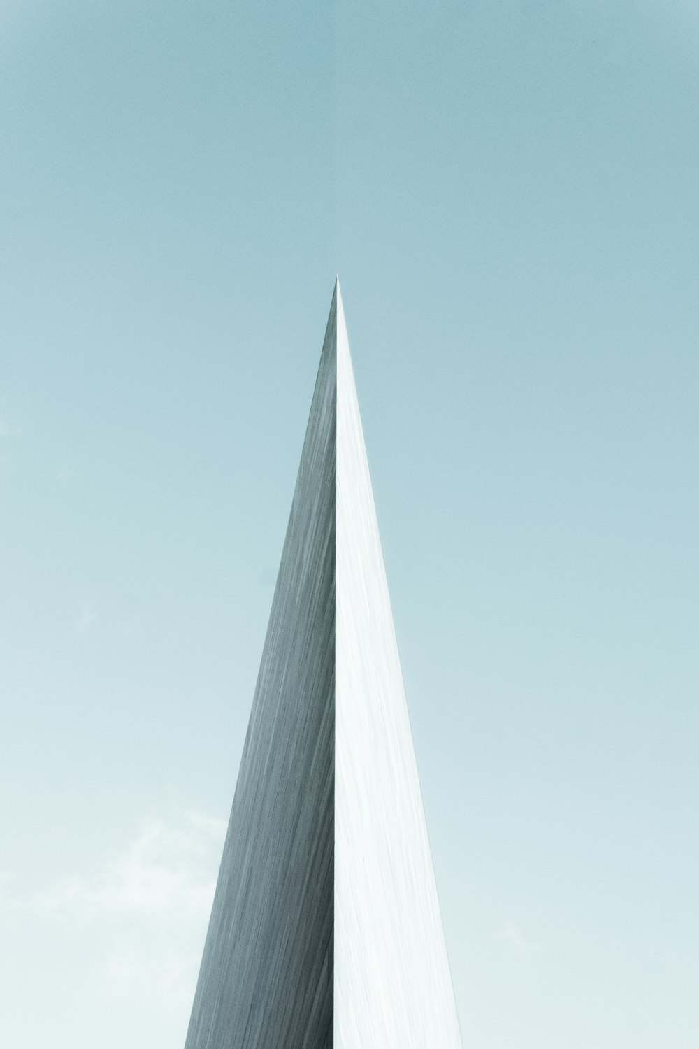 회색 콘크리트 건물의 사진