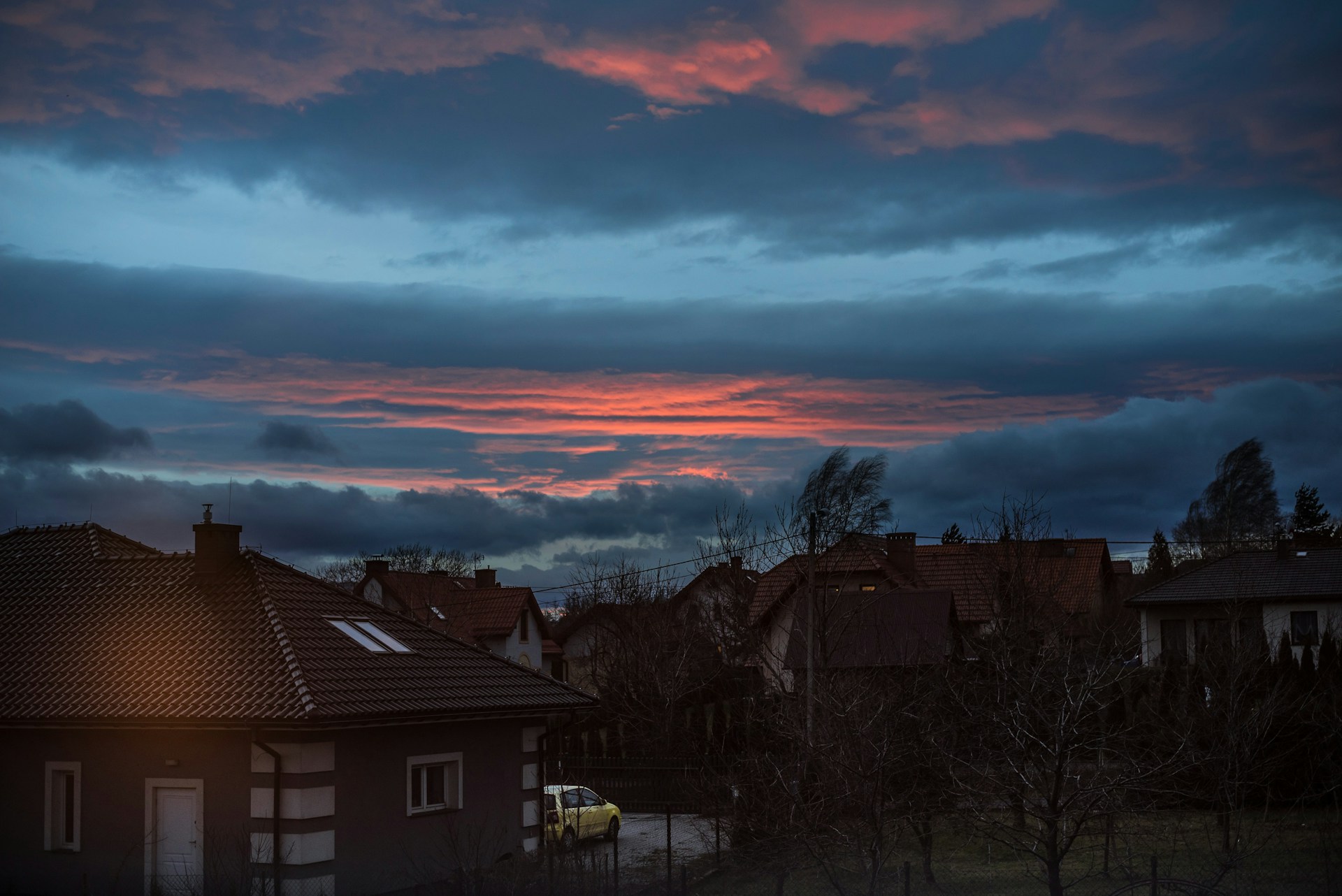 A calm and secure residential neighborhood at sunset, illustrating the residential insurance coverage provided by Cantareira Class Seguros.