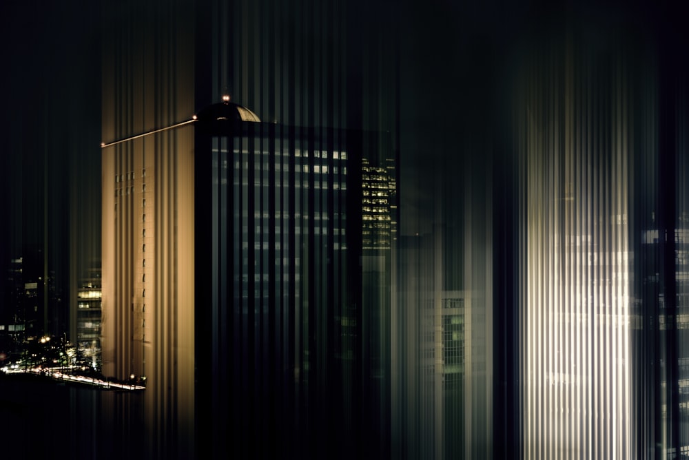 야간의 회색 고층 건물