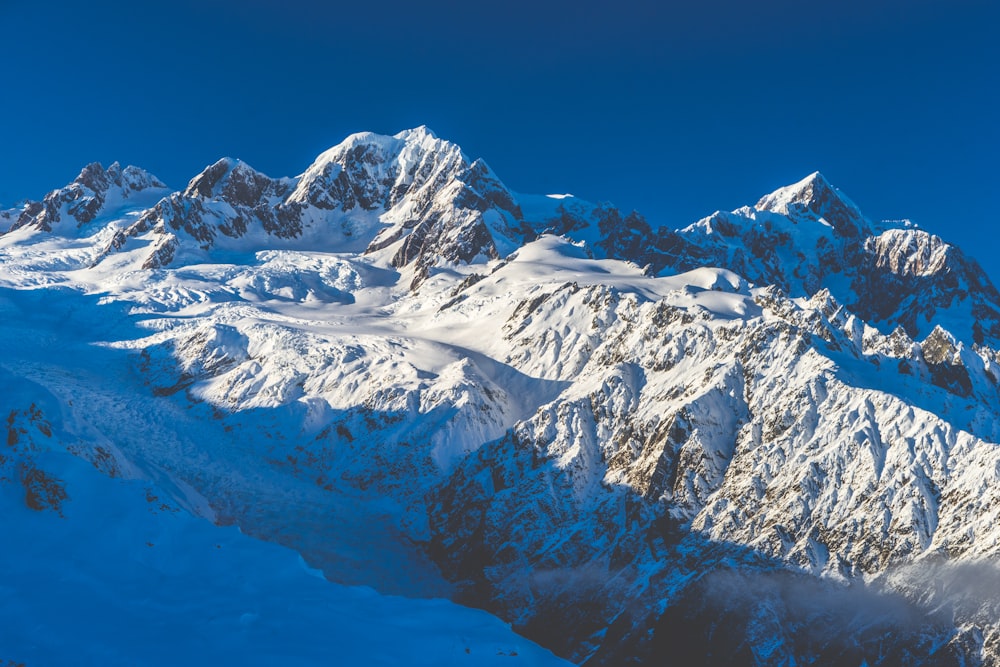 foto di paesaggio di montagna coperta di neve