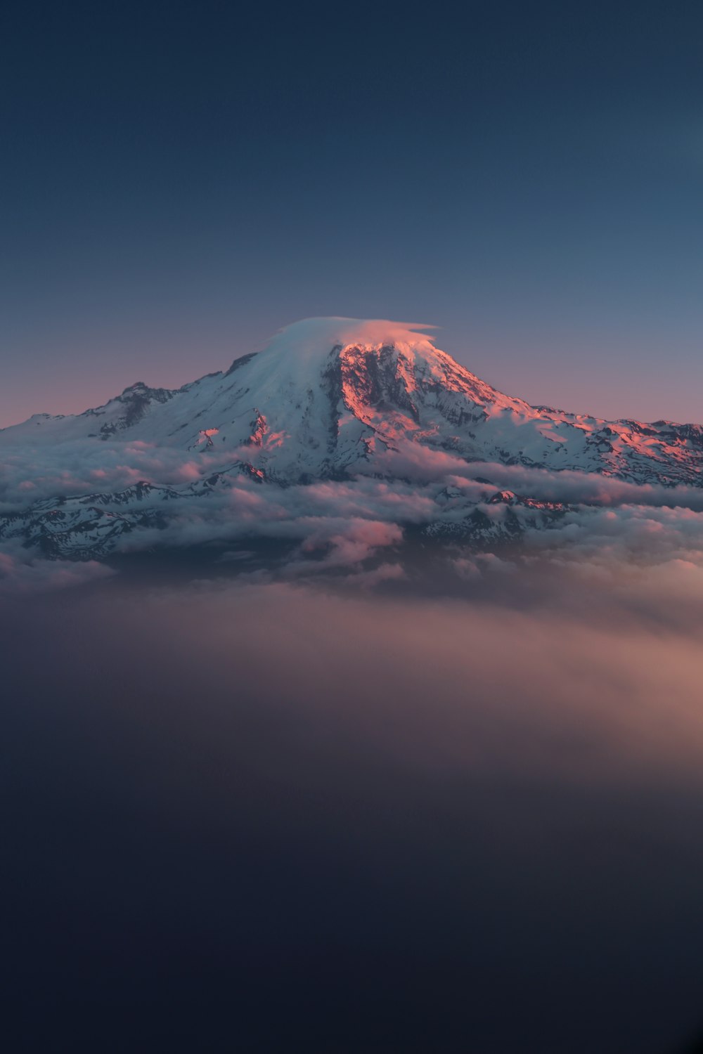 eisige Berge bedeckte weiße Wolken