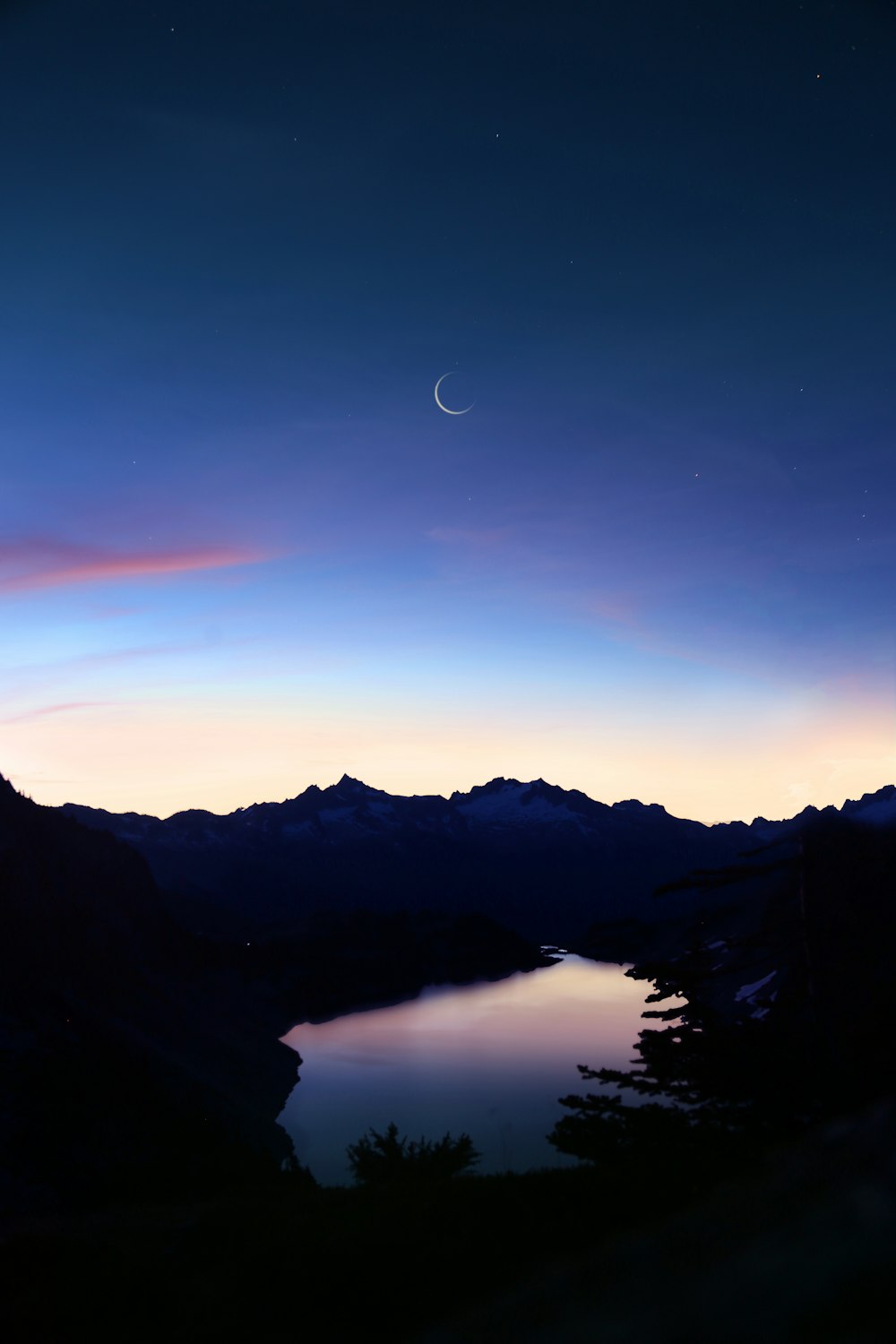 vista a volo d'uccello del lago sotto la luna crescente