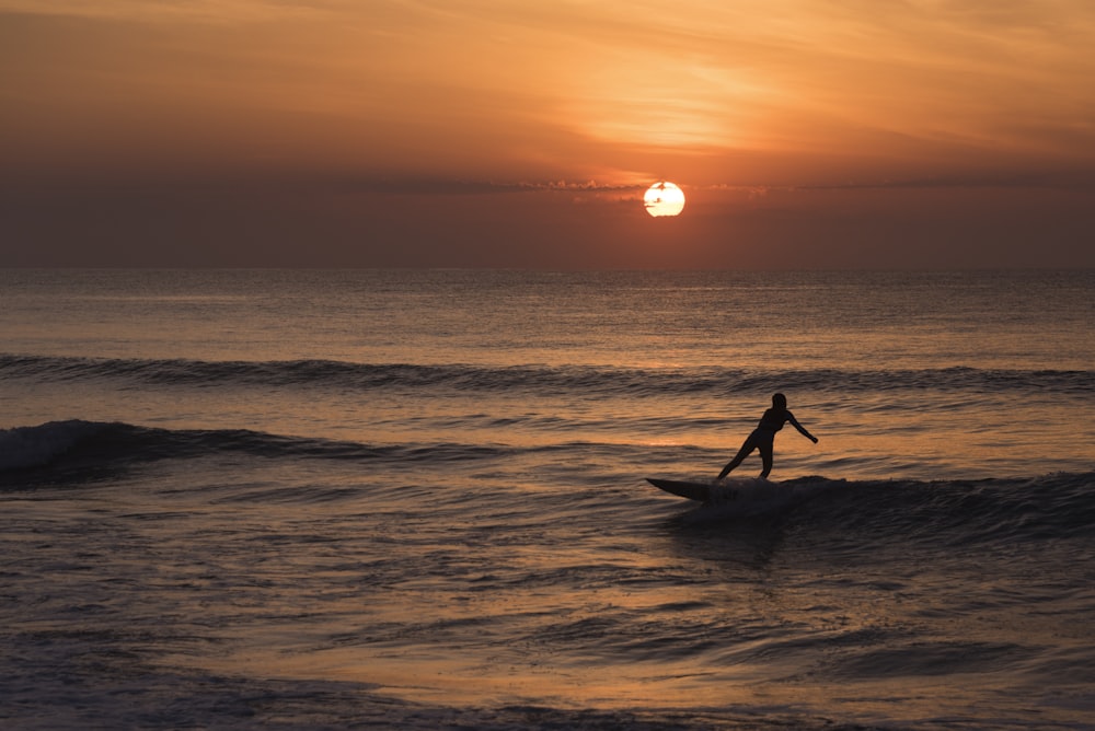 persona surfeando