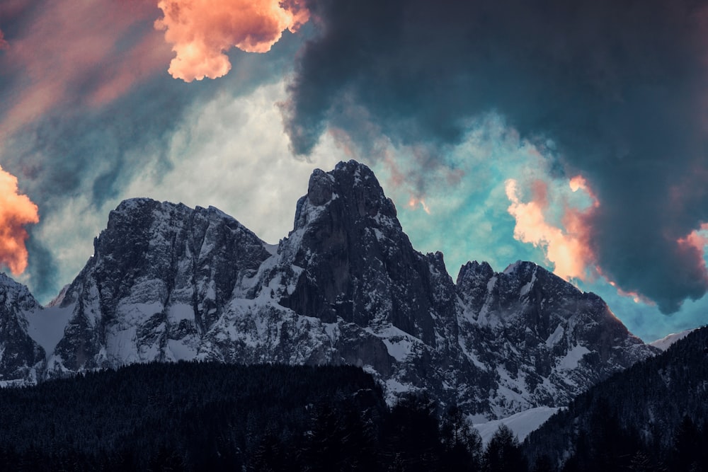 골든 아워 동안 눈으로 덮인 회색 산의 근접 촬영 사진