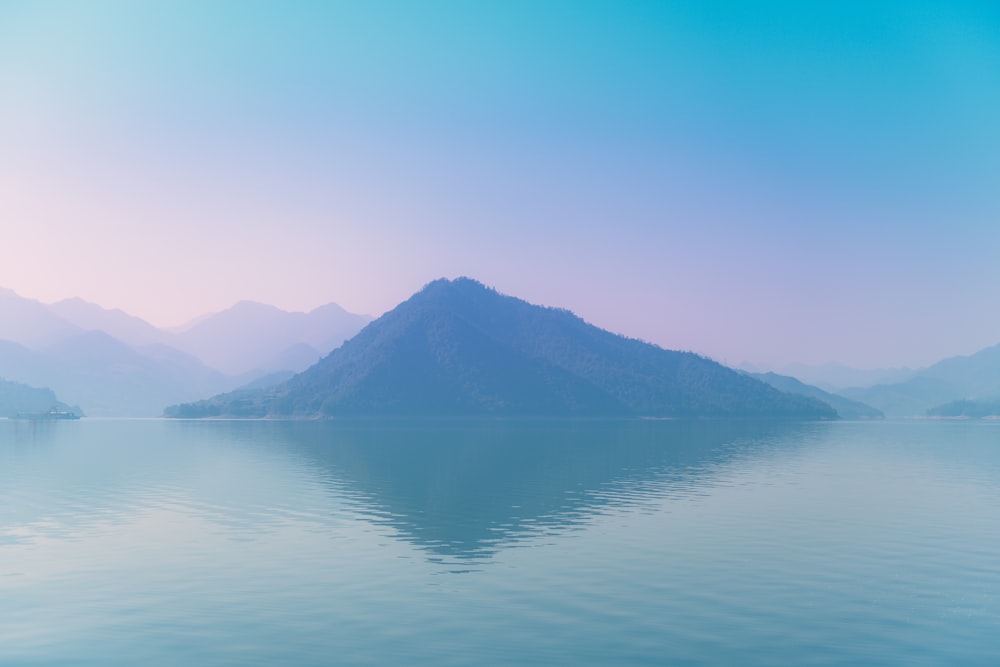 montagne entourée par plan d’eau