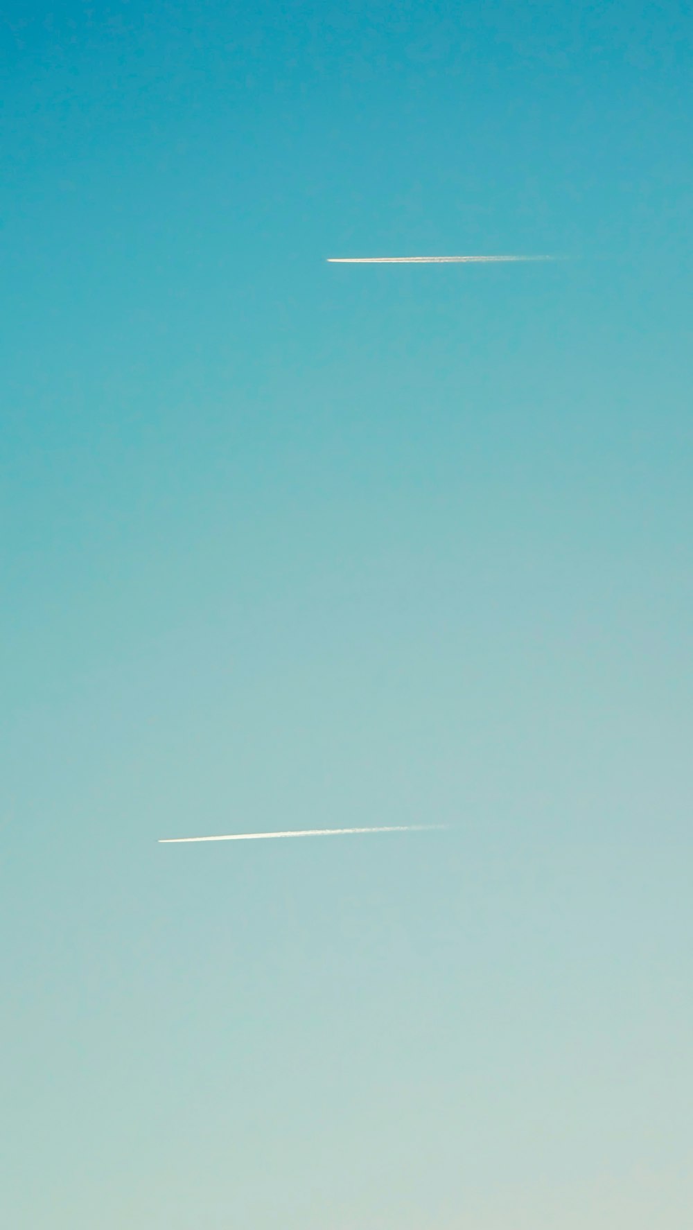 deux traînées de condensation blanches