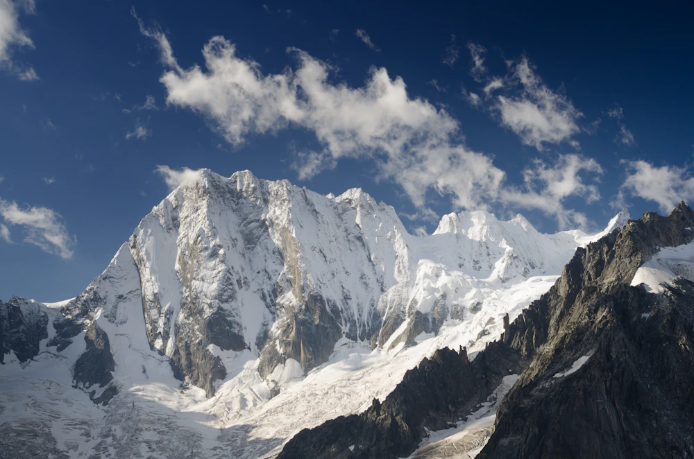 Face nord glaciaire en haute montagne