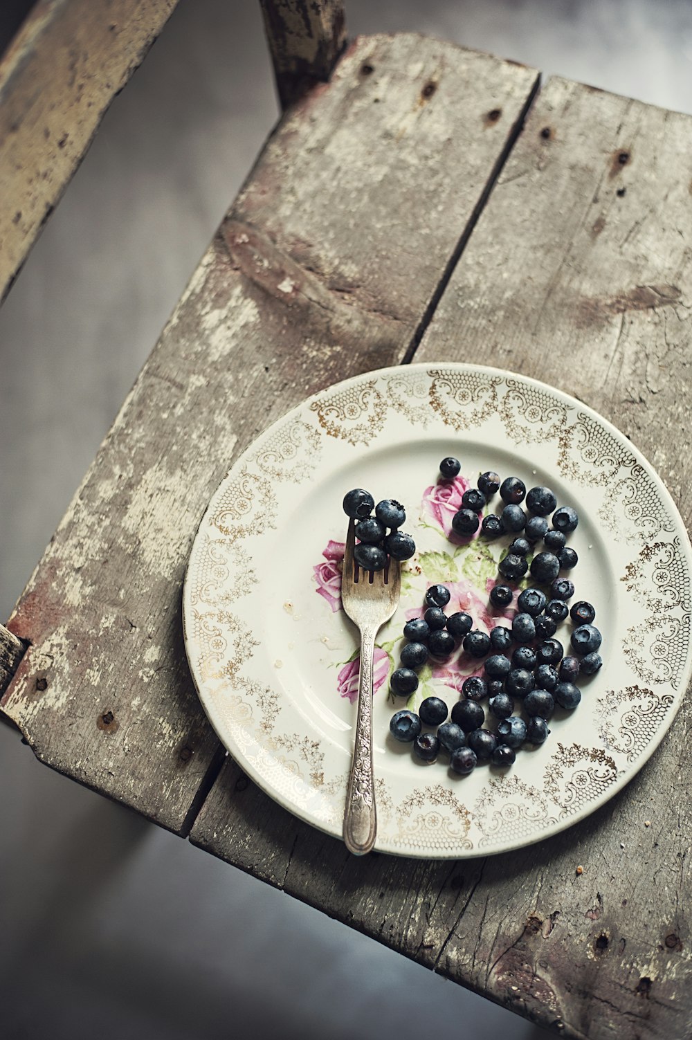 fruits noirs et fourchette dans l’assiette