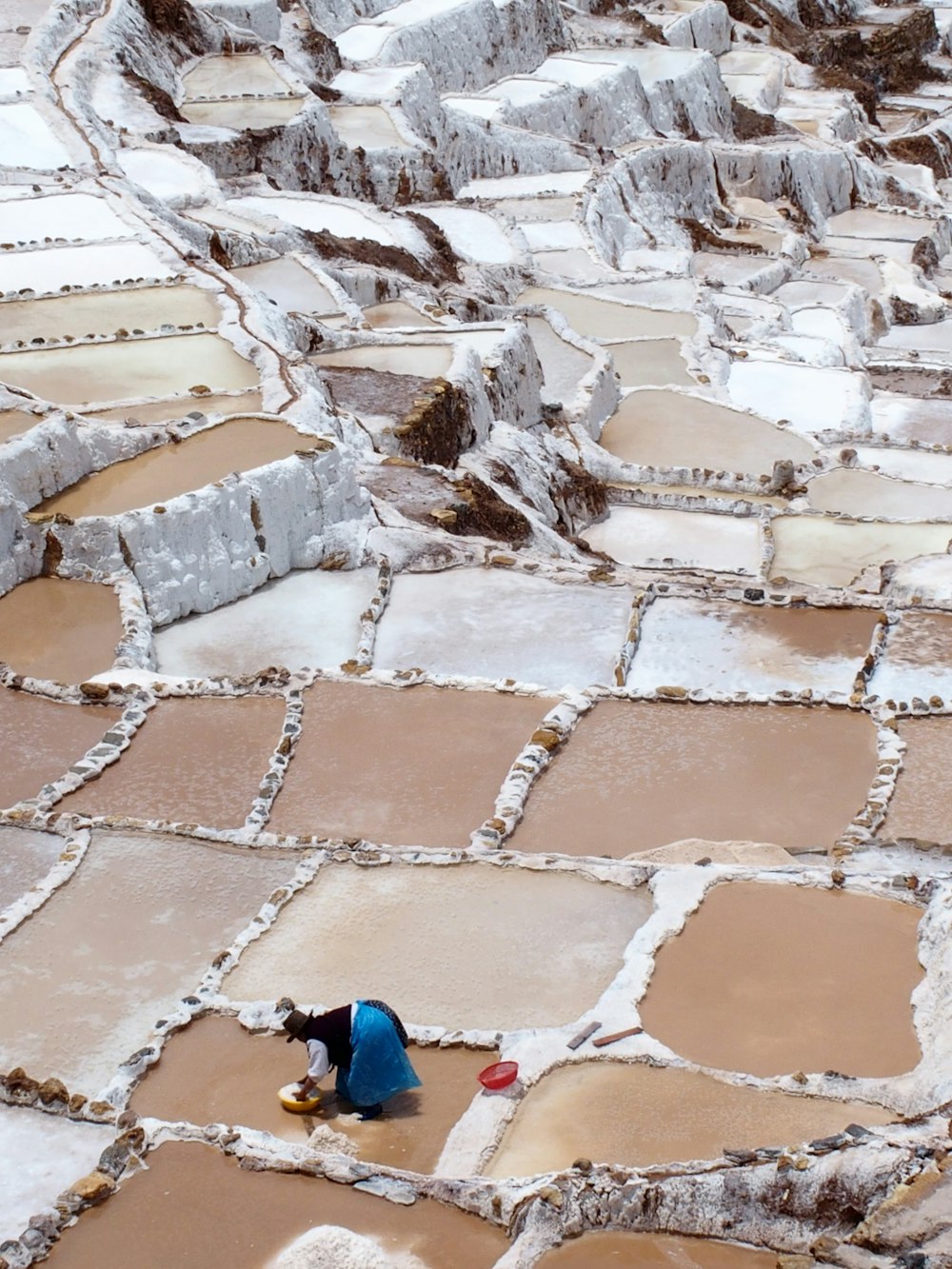 persona in piedi su terrazze di montagna