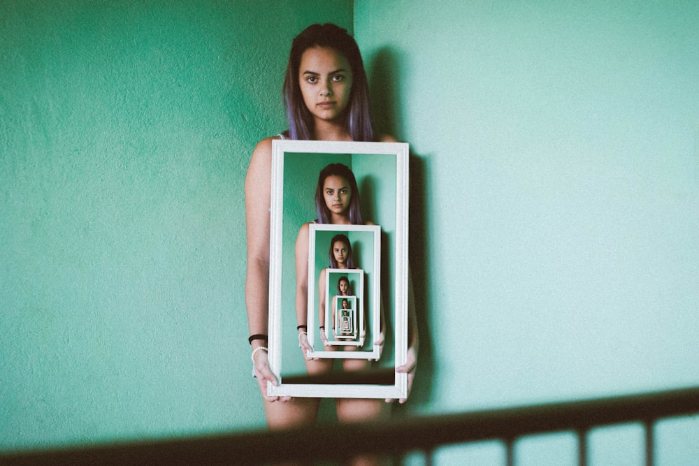mujer sosteniendo espejo