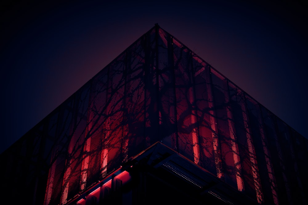 Un edificio alto con una luz roja en su lado