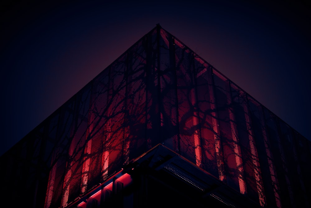 Un grand bâtiment avec une lumière rouge sur le côté