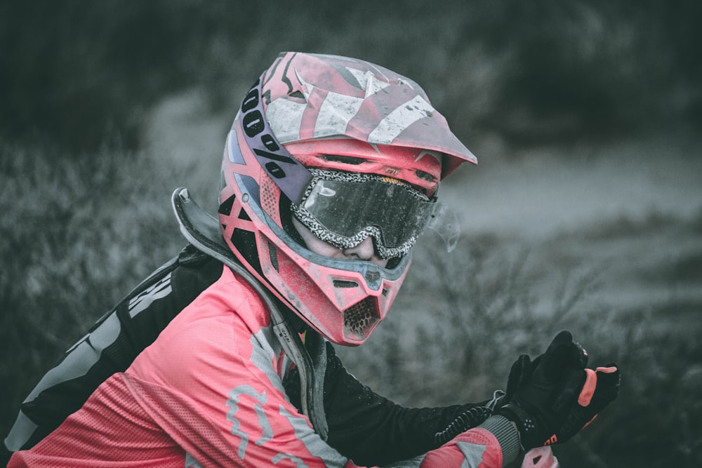 빨간 모토 크로스 헬멧을 착용 한 남자의 근접 촬영 사진