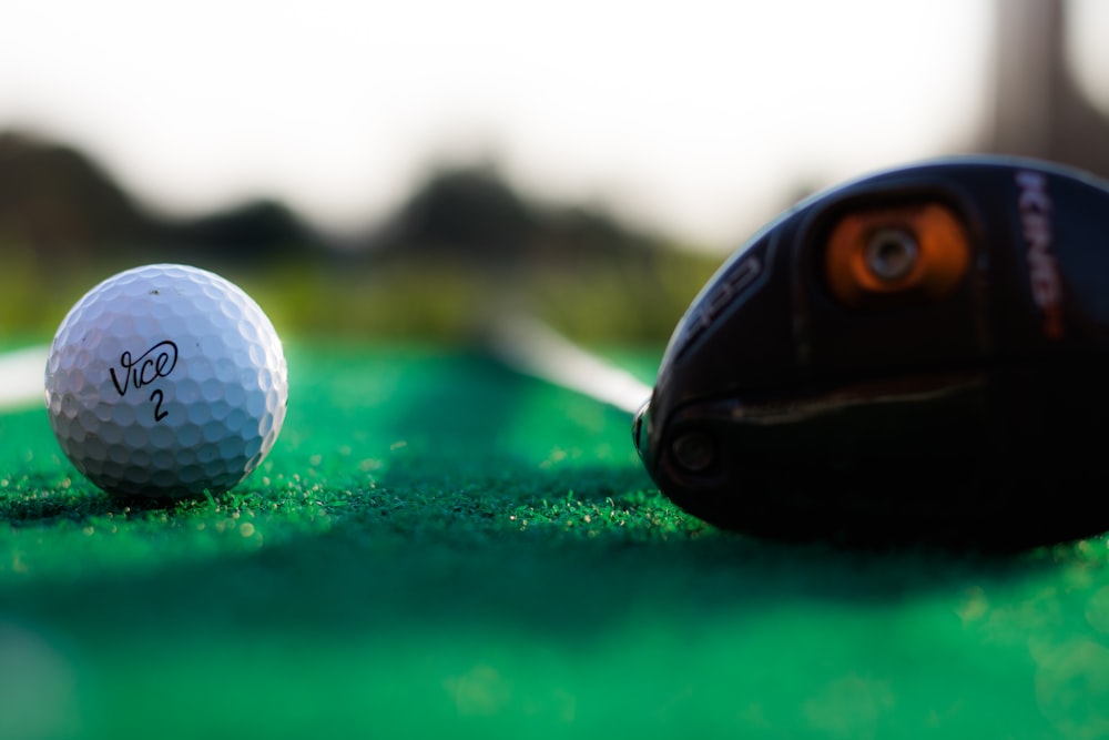 fotografia de foco raso de bola de golfe branca