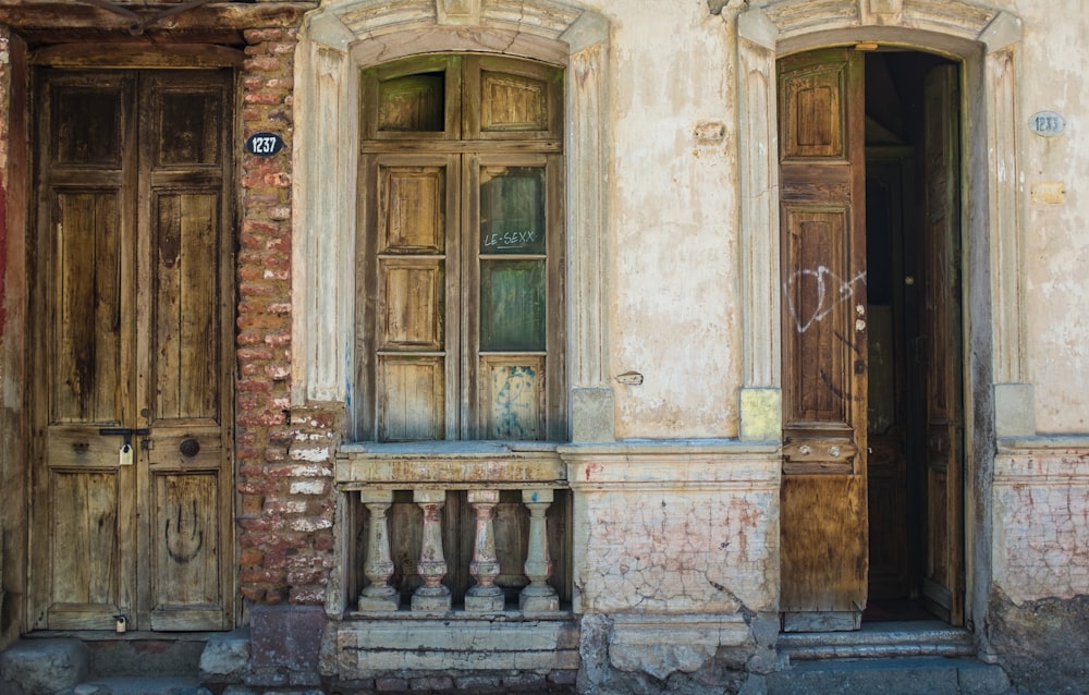 porte en bois brun ouverte