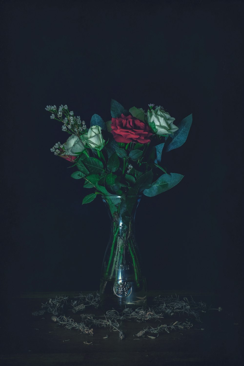 rose rosse e bianche in vaso di fiori