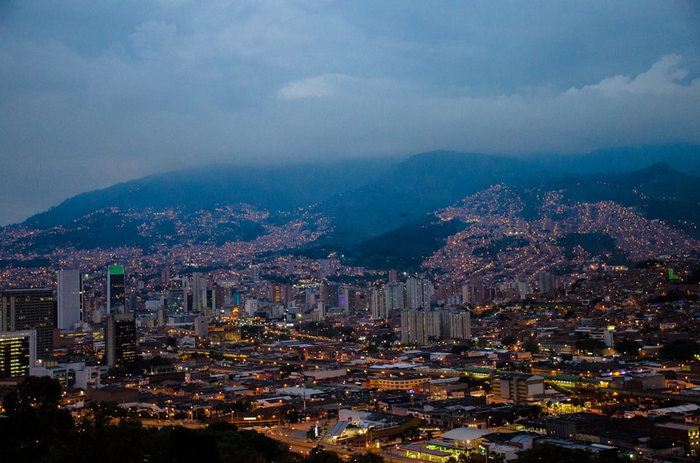 Raspador da cidade à noite