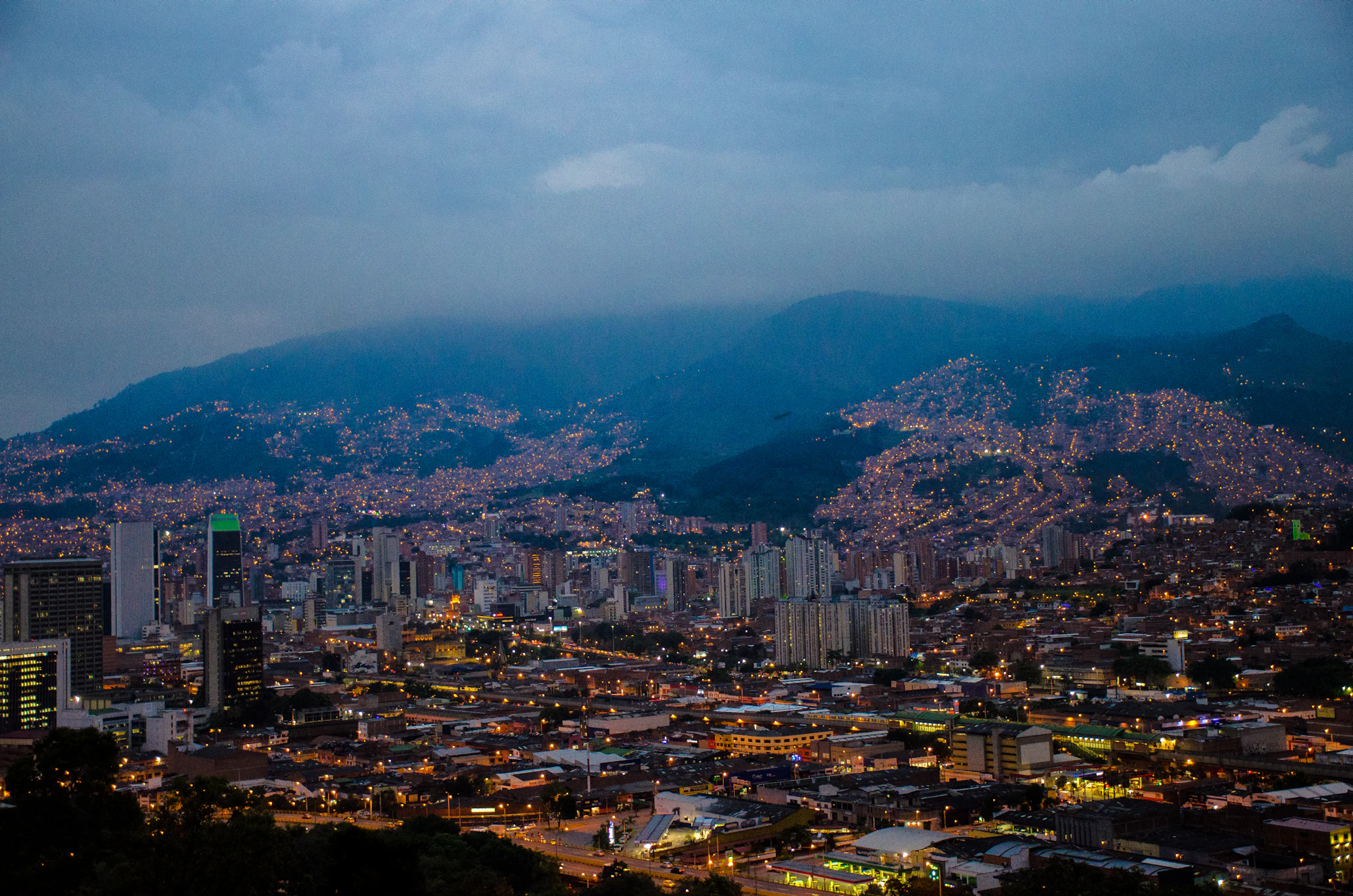 Rascacielos de una ciudad colombiana de noche