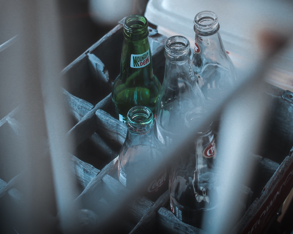 Foto de botellas de refresco de vidrio en caja