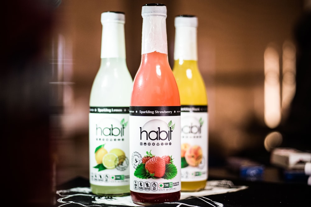 foto ravvicinata di tre bottiglie sigillate etichettate Habit