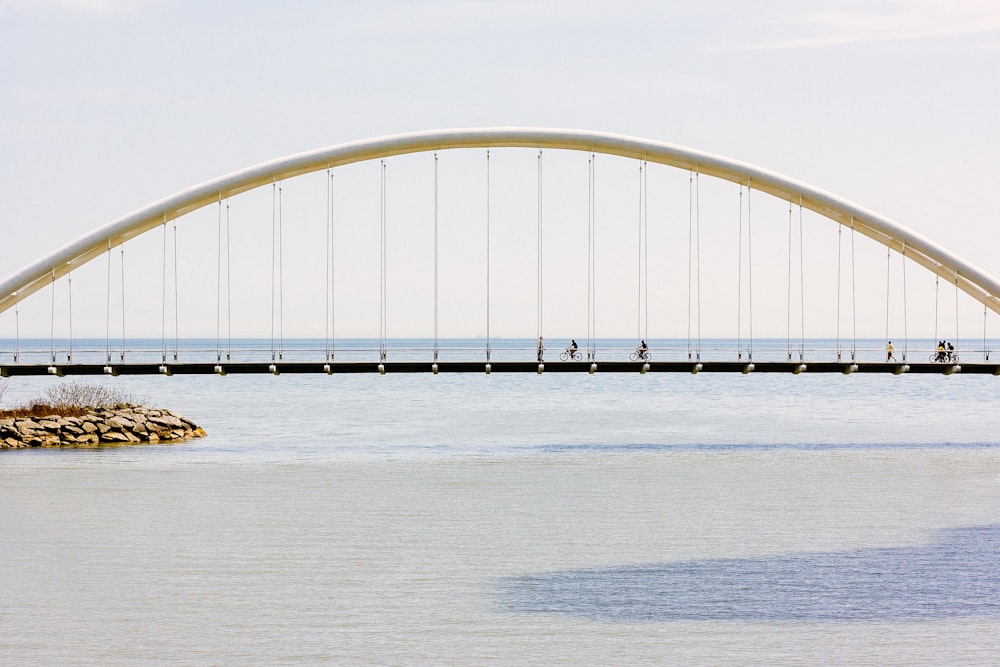 Graue Brücke über dem Ozean