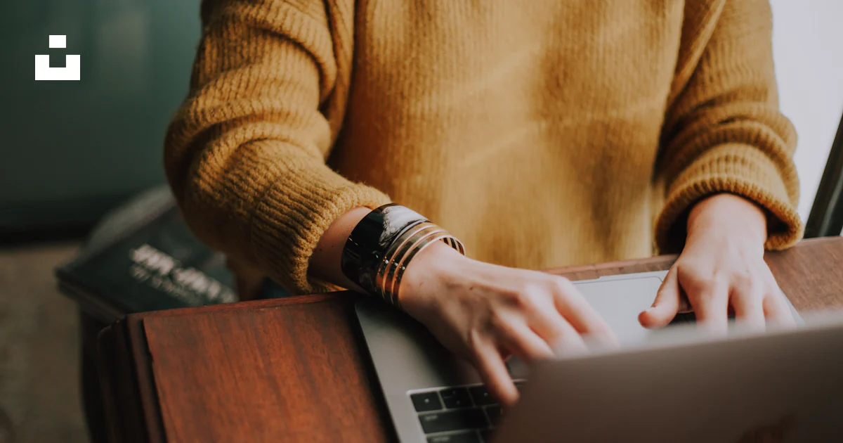 Unsplash Main Using Computer Person using laptop computerの写真 – Unsplashの女の無料画像