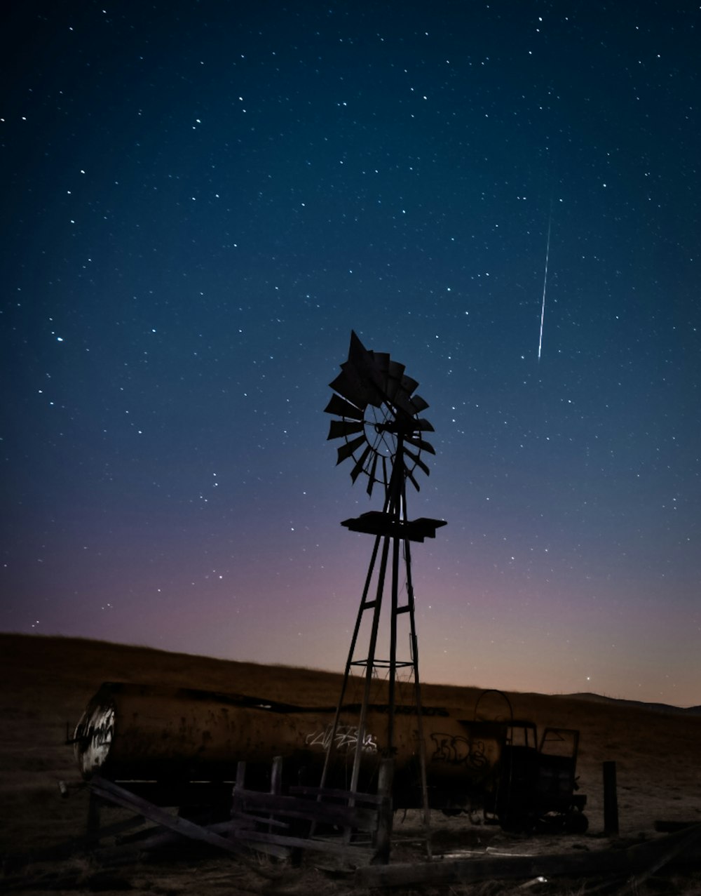 Foto di Mulino a vento durante la notte