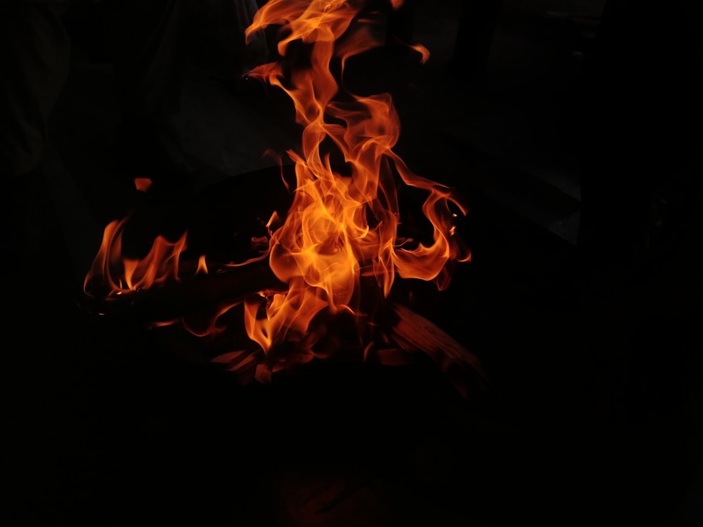 fotografía superficial de la quema de leña