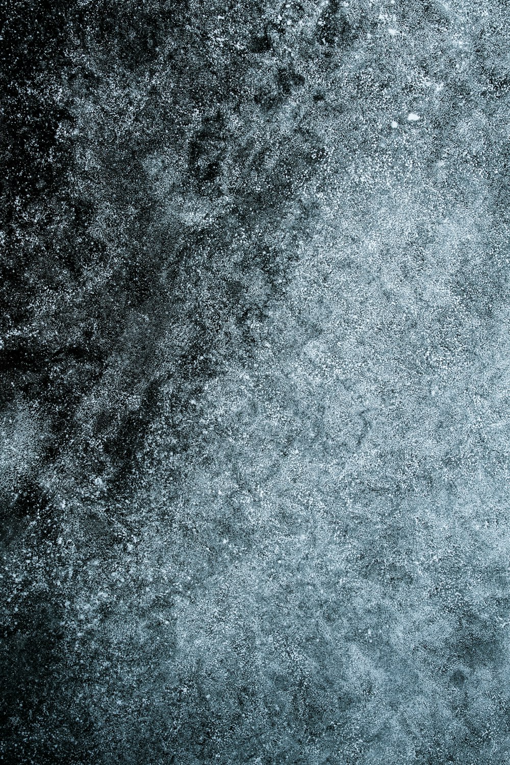 Une photo en noir et blanc de neige au sol