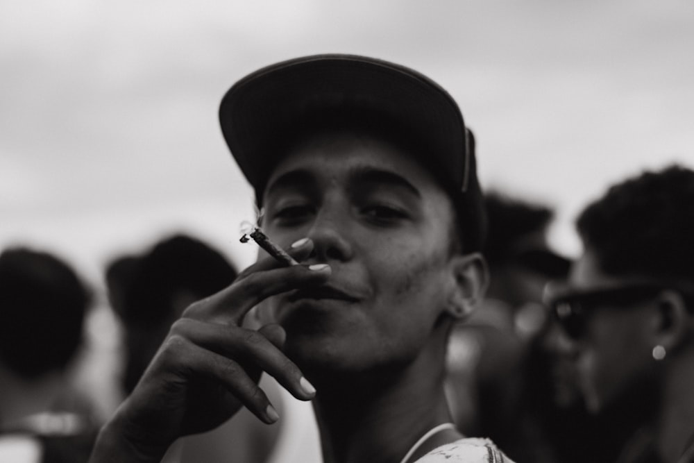 喫煙する男のグレースケール写真