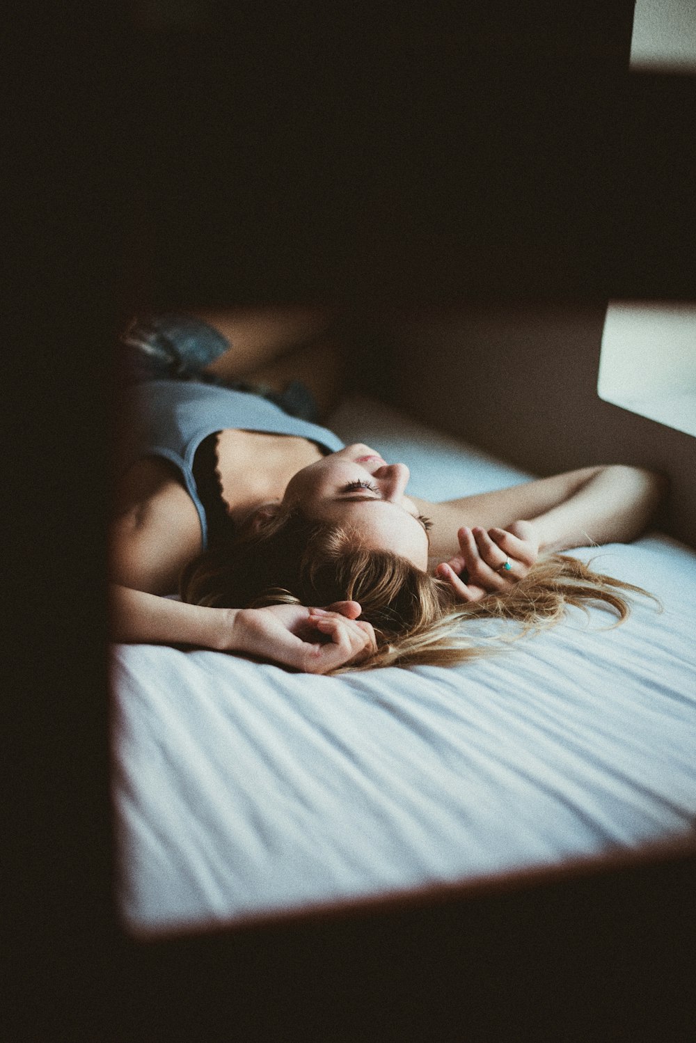 Femme allongée sur un lit à l’intérieur de la chambre Capture d’écran