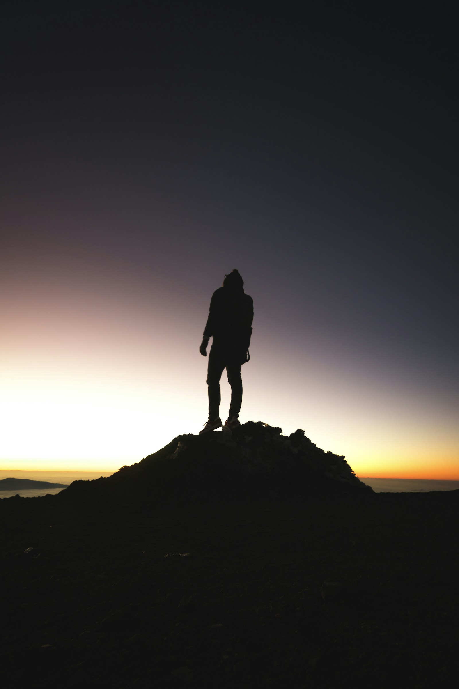 Canon EOS 70D + Tokina AT-X Pro 11-16mm F2.8 DX sample photo. Silhouette of person standing photography