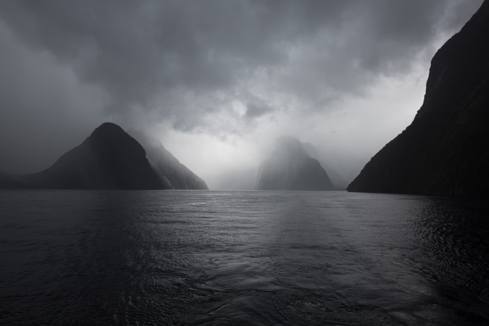 fotografía de paisaje de cuerpo de agua bajo cielo gris