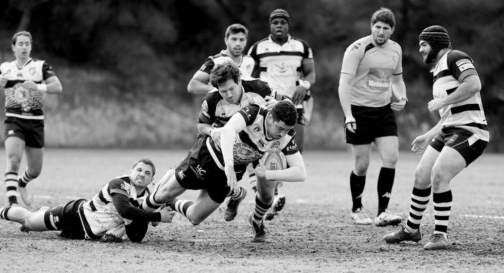 Graustufenfoto einer Person, die Fußball spielt