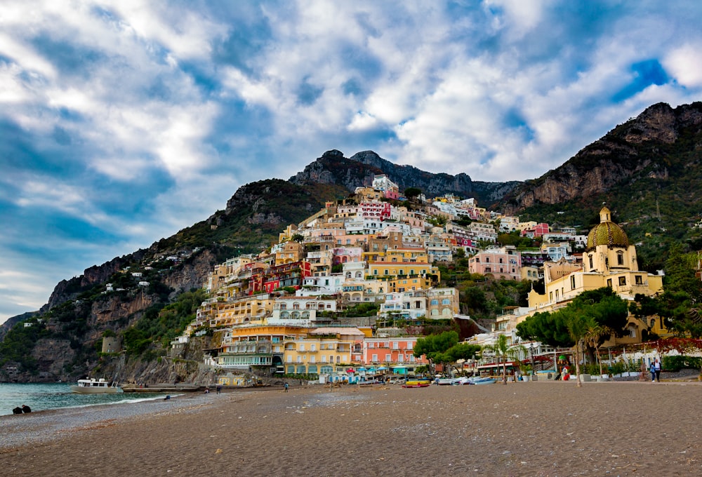 villaggio multicolore sulla montagna sotto cieli bianchi e blu