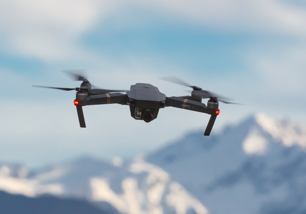Schwarzer Drohnen-Quadcopter auf Sendung