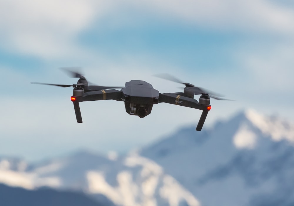 quadricoptère drone noir dans les airs