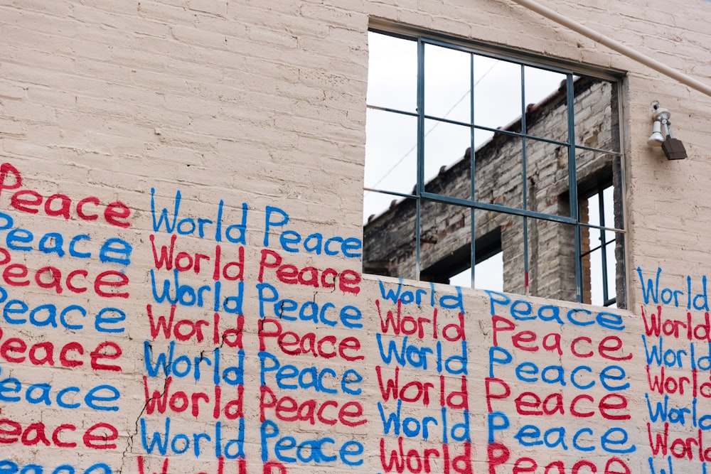 壁に世界平和のサイン