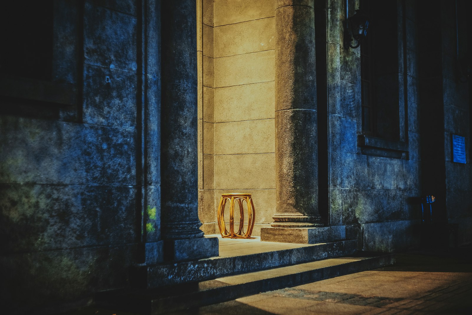 Leica M (Typ 240) + Summilux-M 1:1.4/50 sample photo. Brown wooden stool beside photography