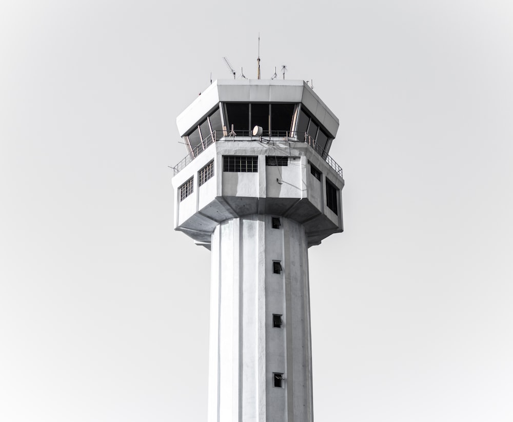 Fotografía en escala de grises de una torre de hormigón